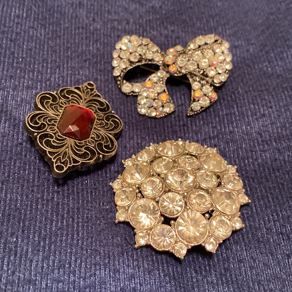 Set of three pins 1 1/2” x 1 1/2” - Picture 6 of 6